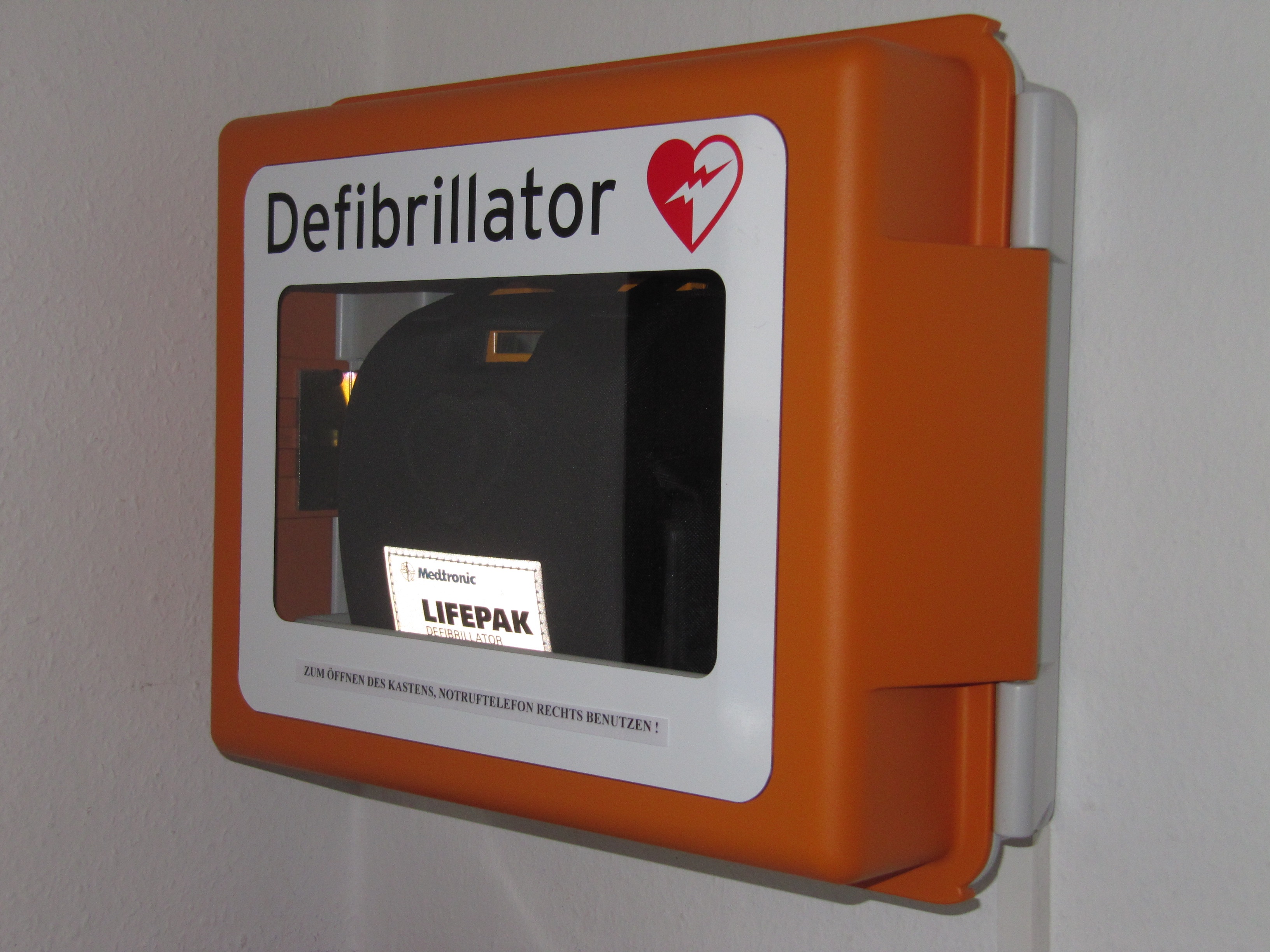  orangener Aufbewahrungskasten für Defibrillator 
