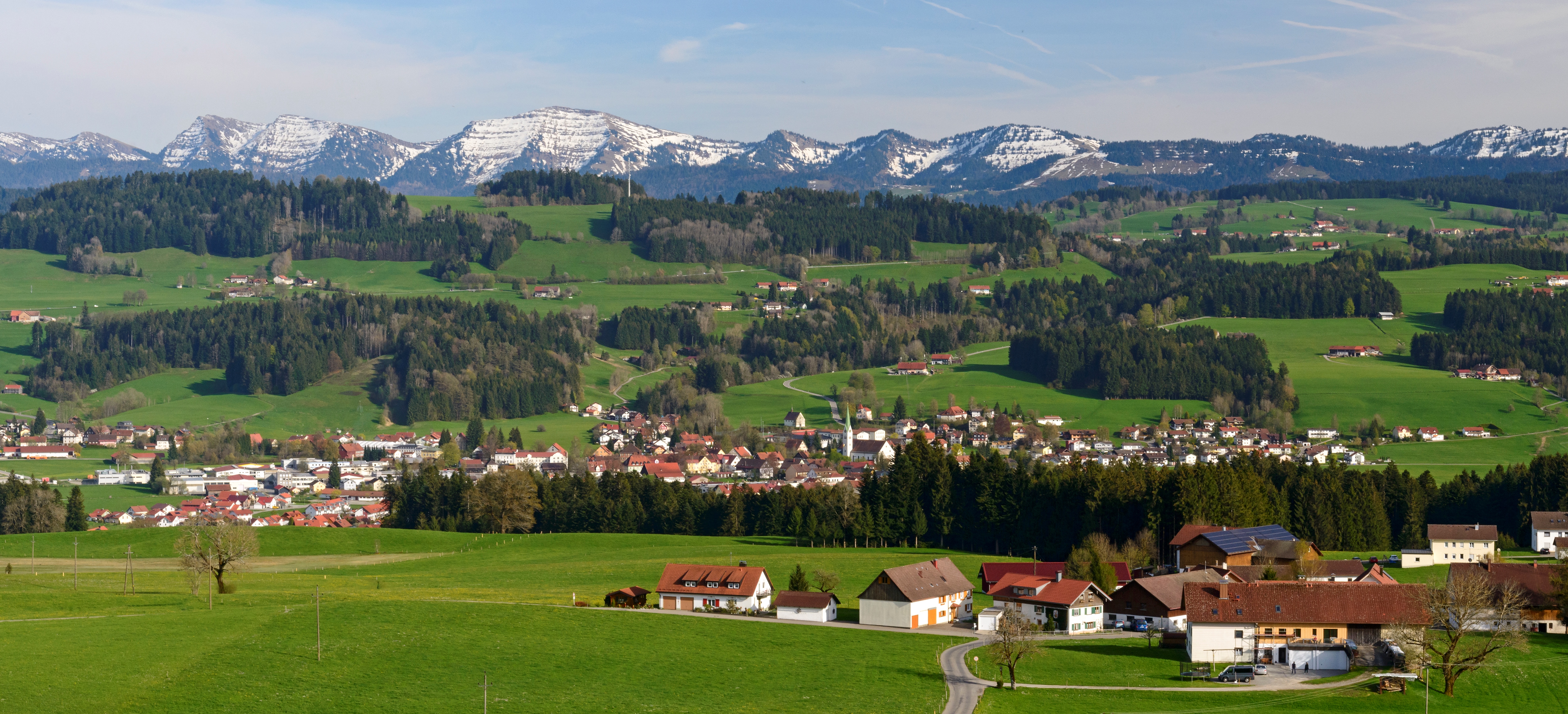  Panorama Weiler-Simmerberg im Vordergrund und im Hintergrund die schneebedeckte Nagelfluhkette - das Bild wird mit Klick vergrößer 