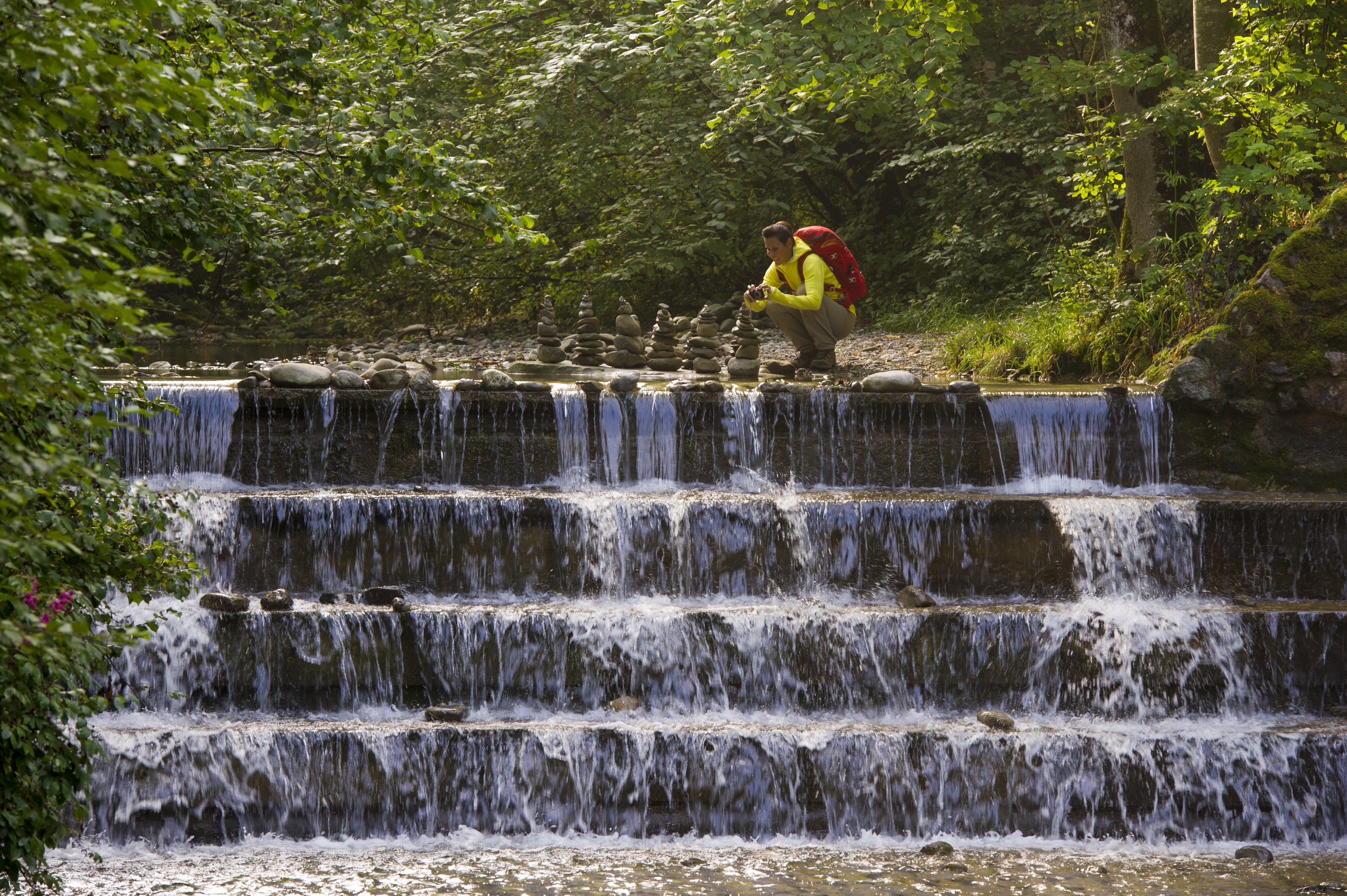  Person sitzt oberhalb vom Wasserfall des Hausbaches - das Bild wird mit Klick vergrößert 