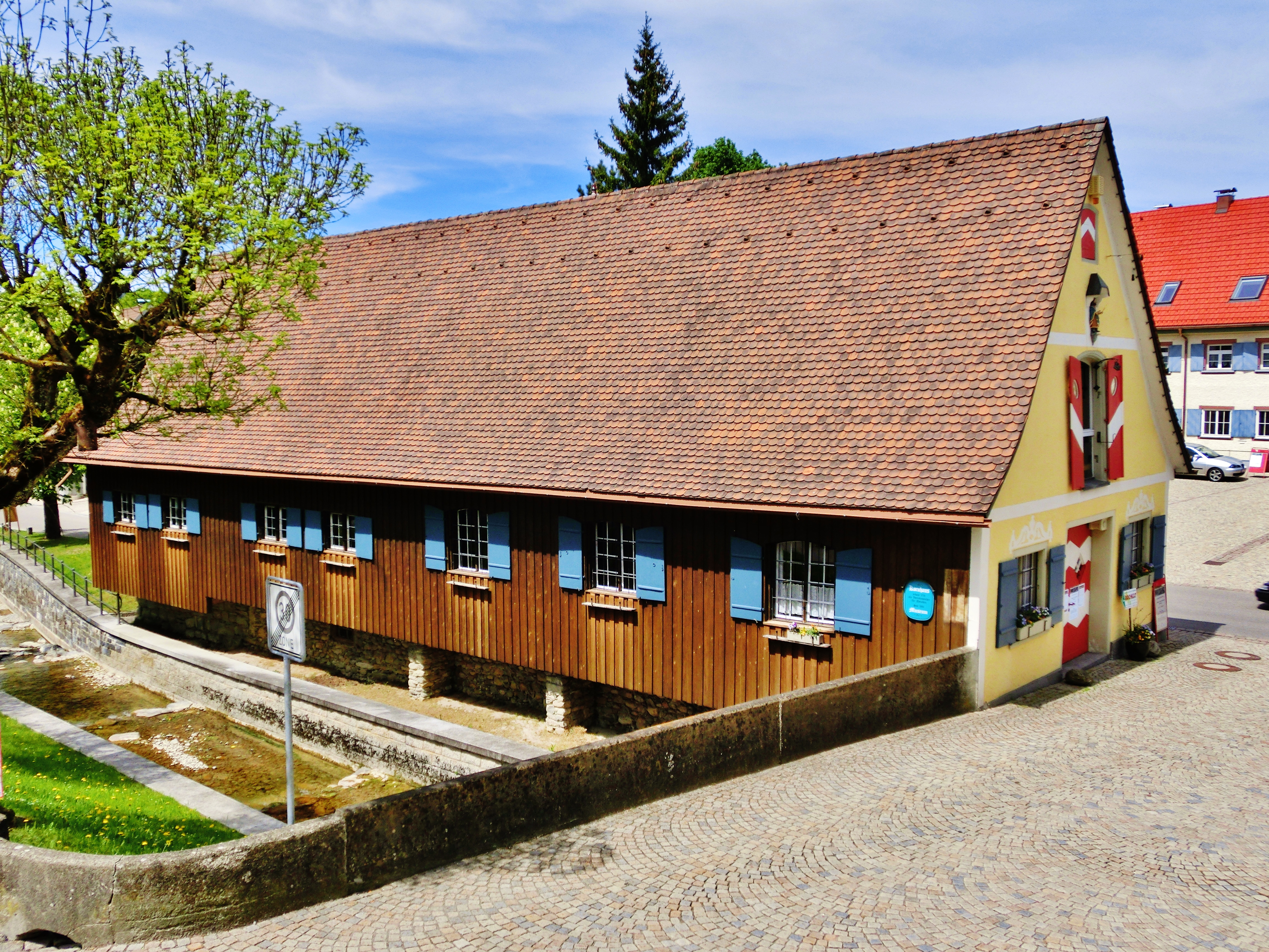  Kornhaus am Hausbach ist an der Seit mit Holz verkleidet und vorn gelb gestrichen- das Bild wird mit Klick vergrößert 