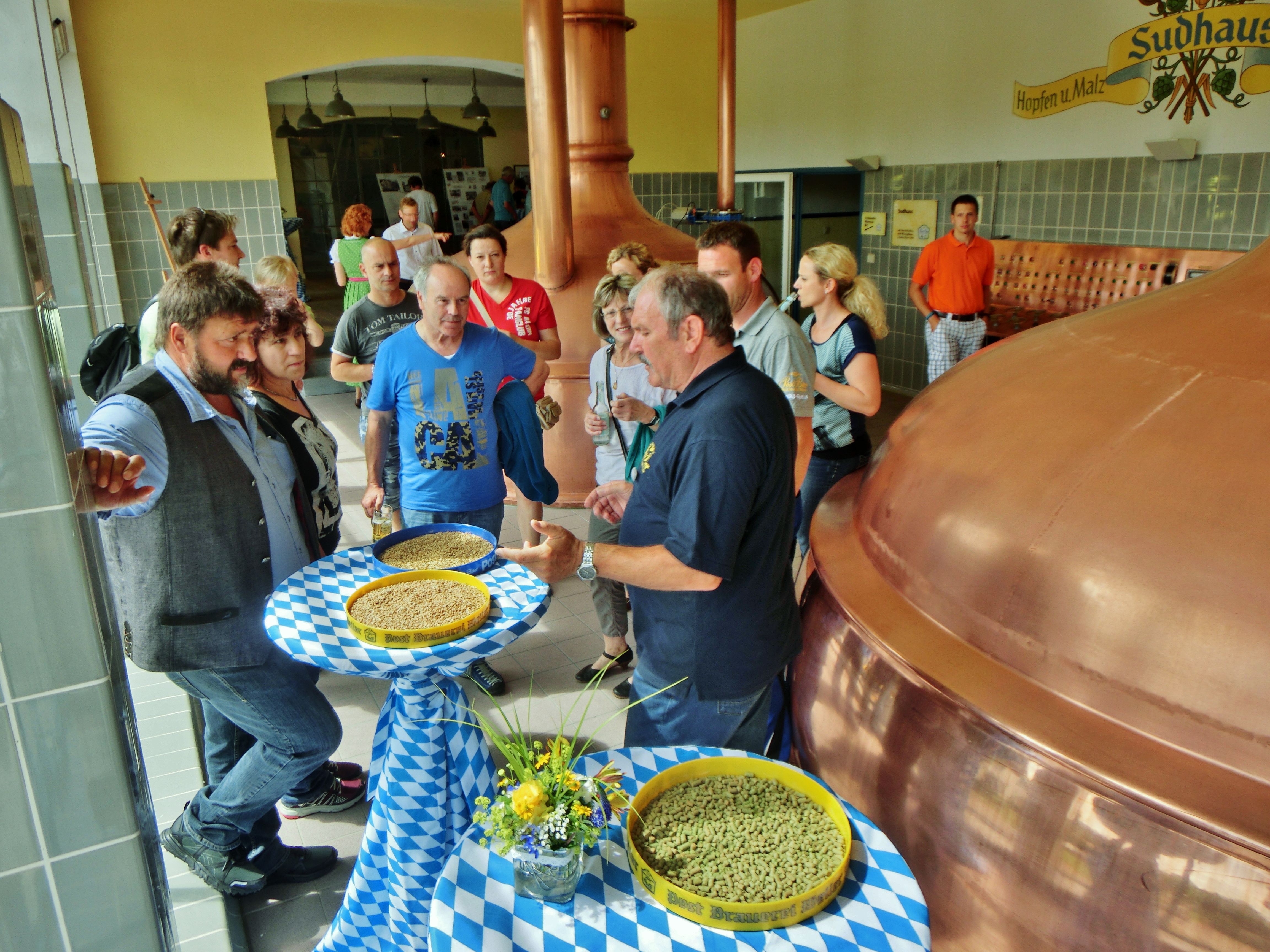  Brauereiführung vor einem Kessel, Gruppe hört einem Mann zu- das Bild wird mit Klick vergrößert 