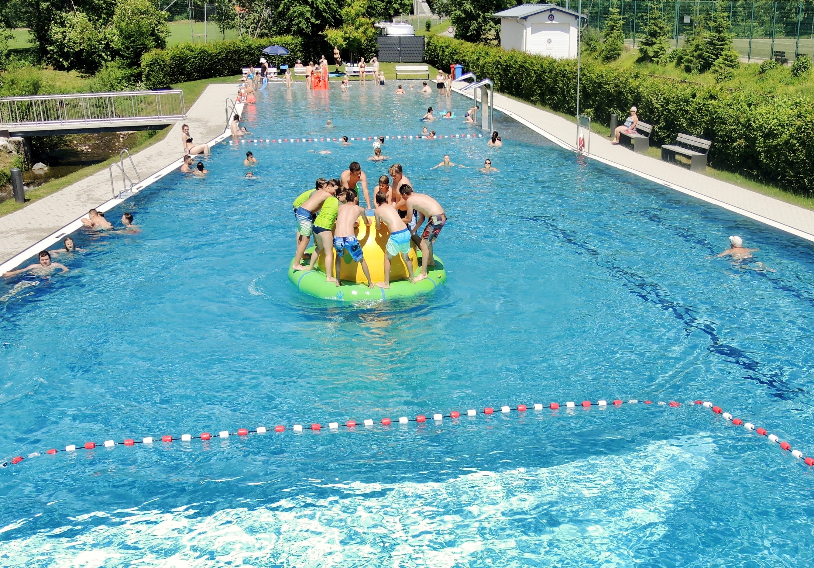  Freibad Weiler im Allgäu, Kinder spielen in Becken- das Bild wird mit Klick vergrößert 