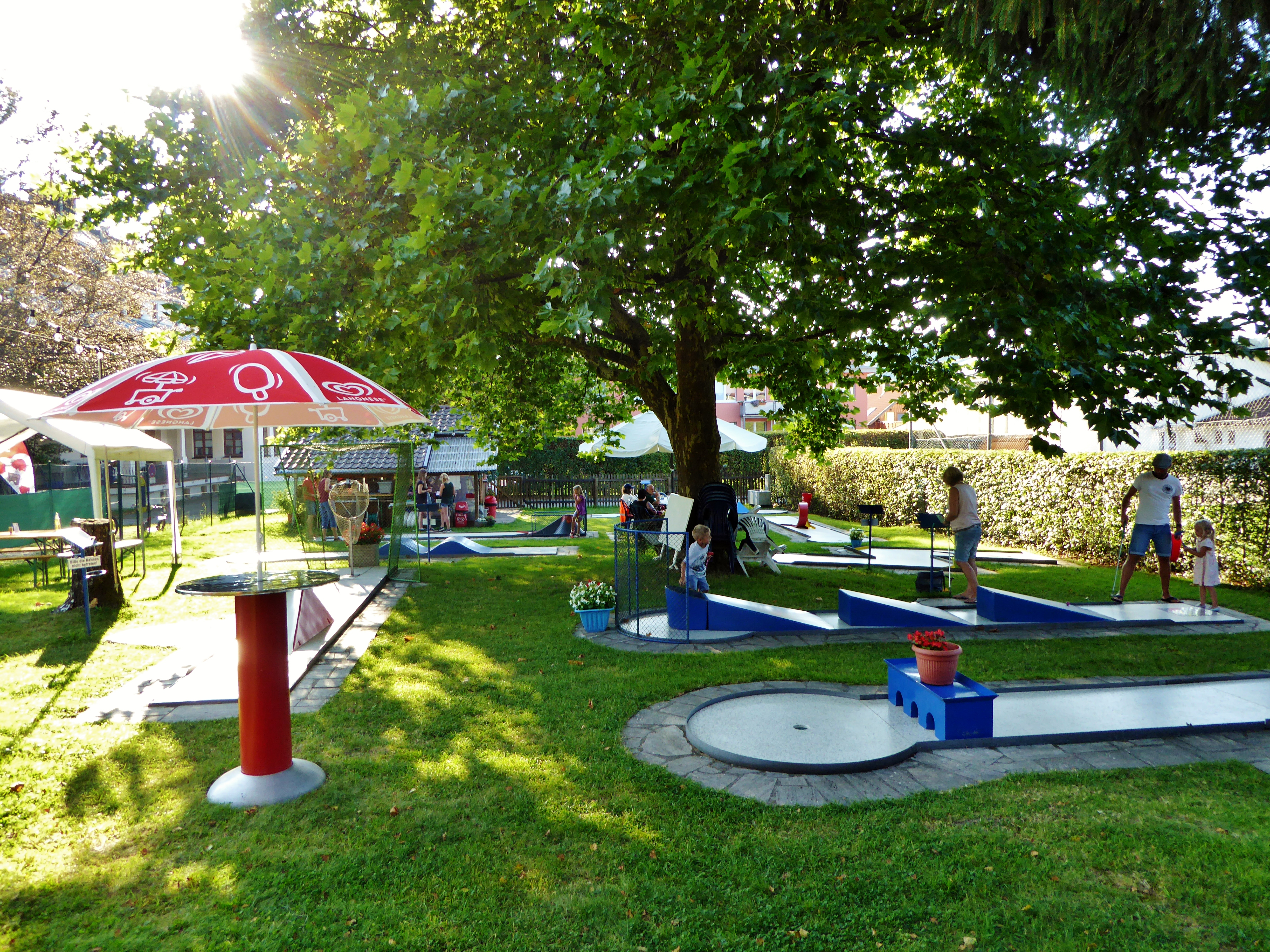  Minigolfplatz auf grüner Wiese mit unterschiedlichen Bahnen zum Spielen - das Bild wird mit Klick vergrößert 
