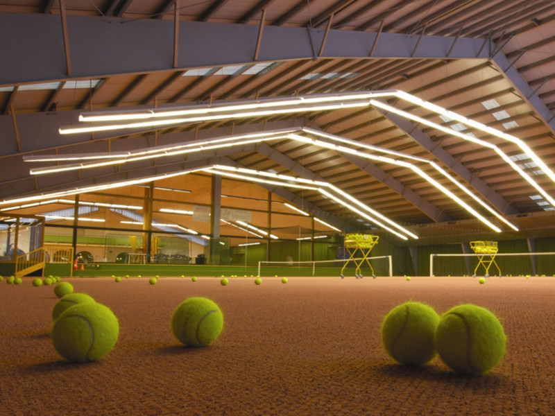  Tennisbälle liegen auf Tennisplatz in einer Halle - das Bild wird mit Klick vergrößert 