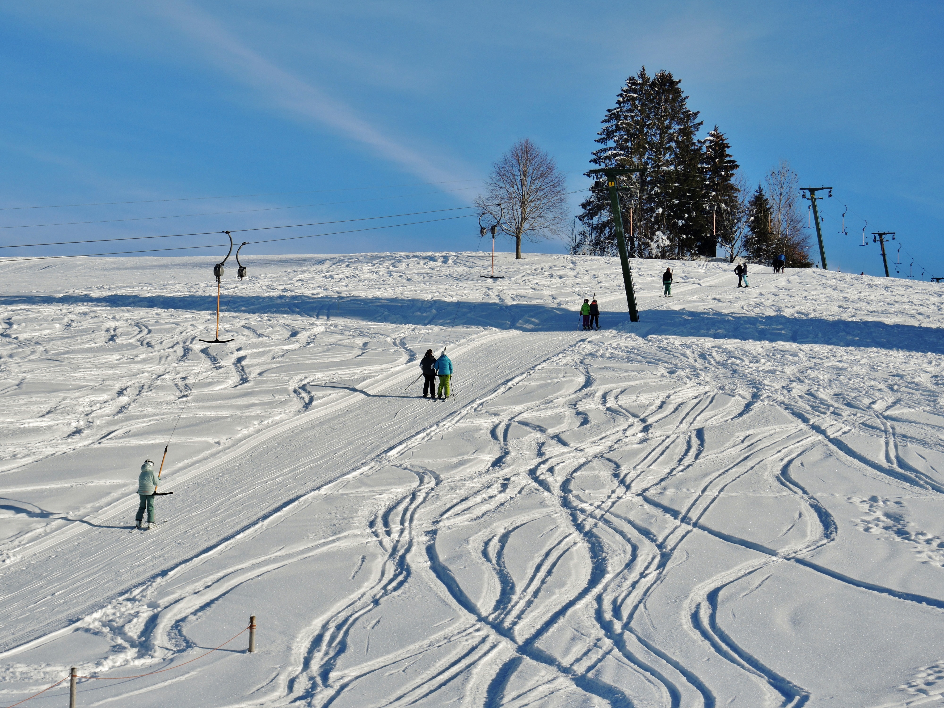  Skilift in der Mitte, rechts und links davon sind bereits Spuren im Schnee von Skifahrern- das Bild wird mit Klick vergrößert 