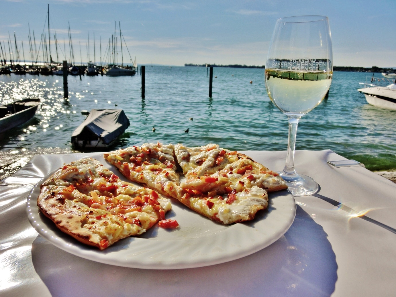  Essen mit Blick auf den Bodensee mit Wein und Pizza - das Bild wird mit Klick vergrößert 