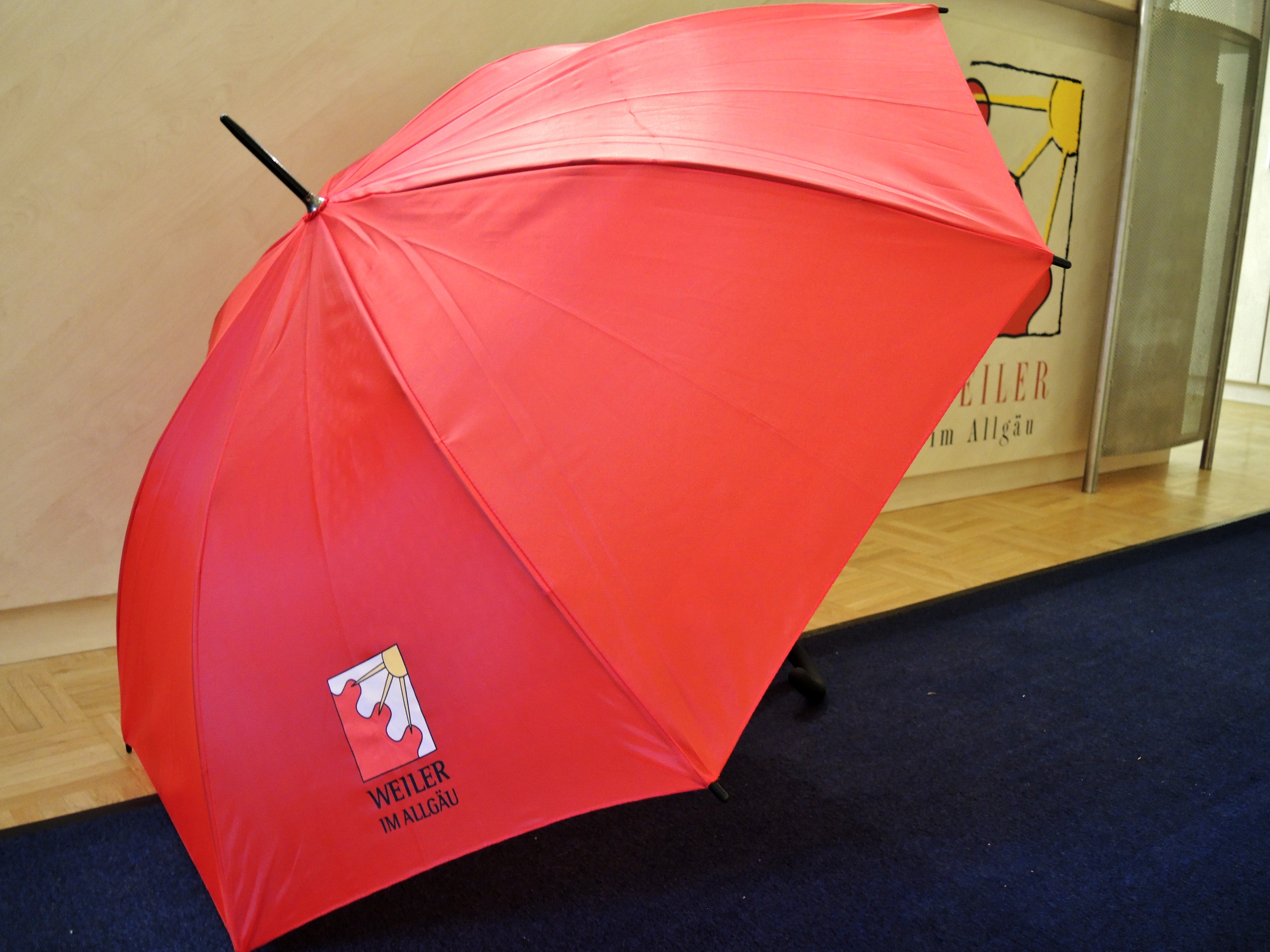  roter Regenschirm mit Weiler-Logo - das Bild wird mit Klick vergrößert 
