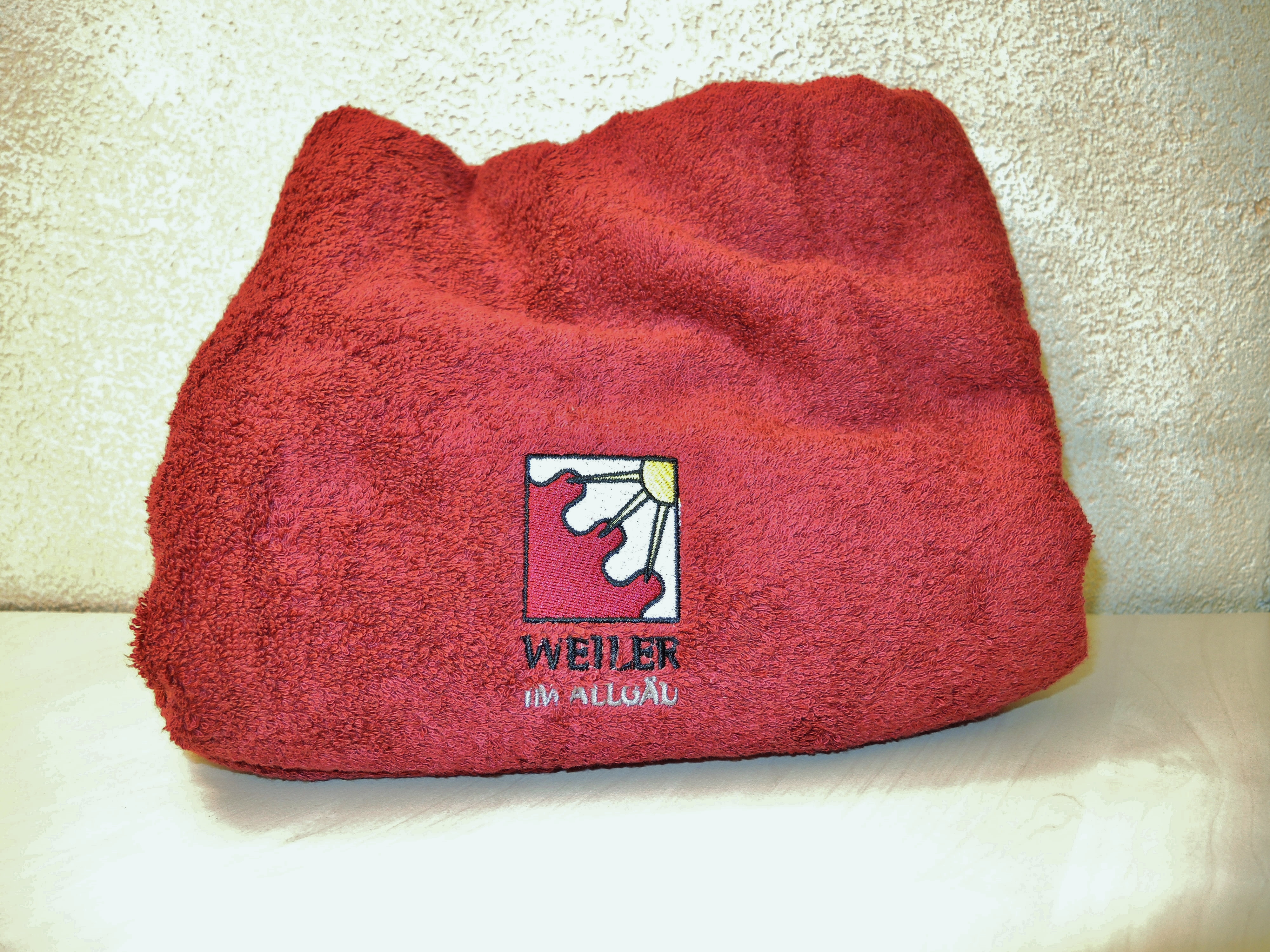  rotes Handtuch mit Weiler-Logo - das Bild wird mit Klick vergrößert 