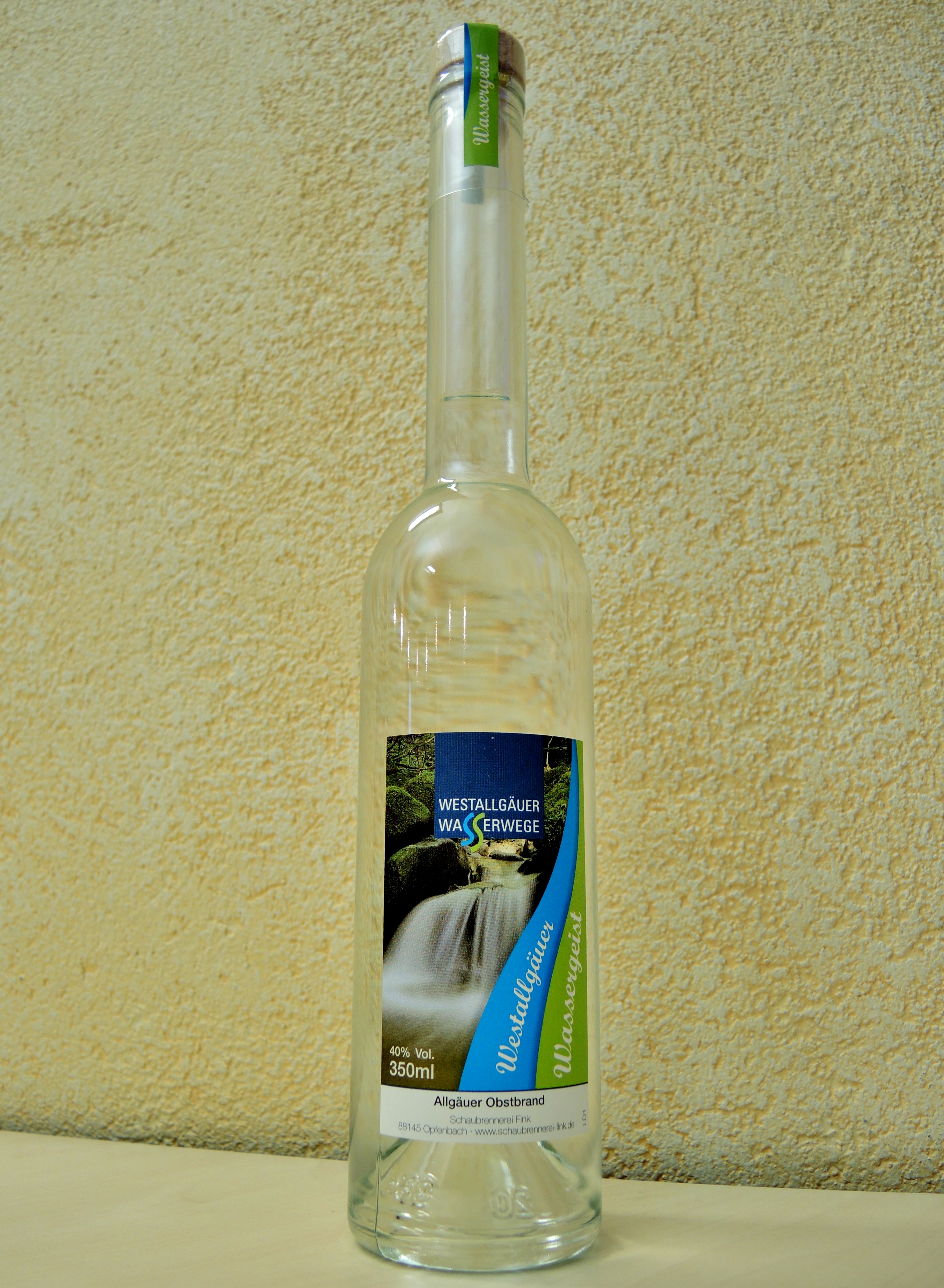  Große Flasche mit blauen Etikett - das Bild wird mit Klick vergrößert 
