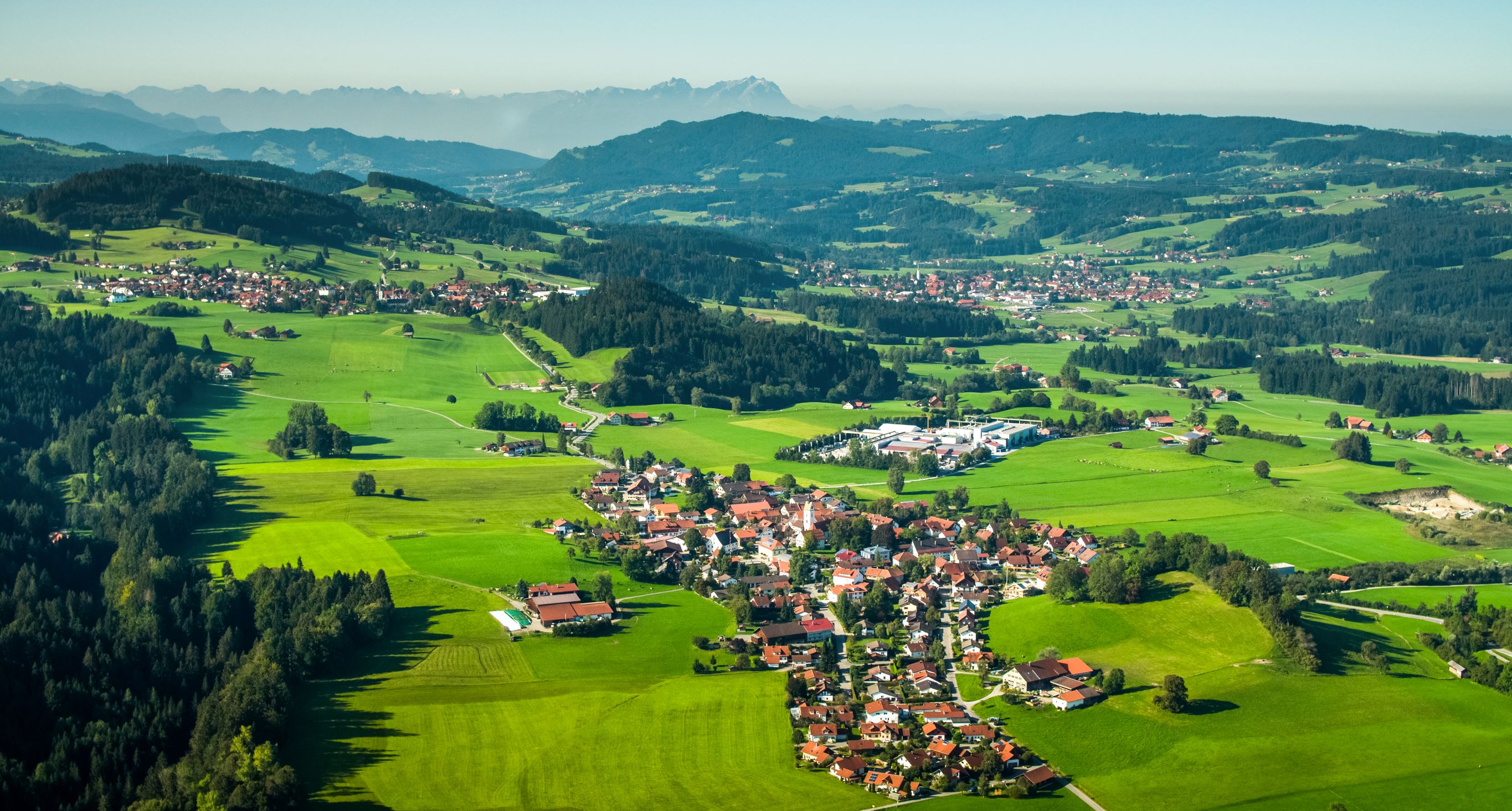  Luftbild auf dem die drei Ortsteile Weiler, Simmerberg und Ellhofen zu sehen sind - das Bild wird mit Klick vergrößert 