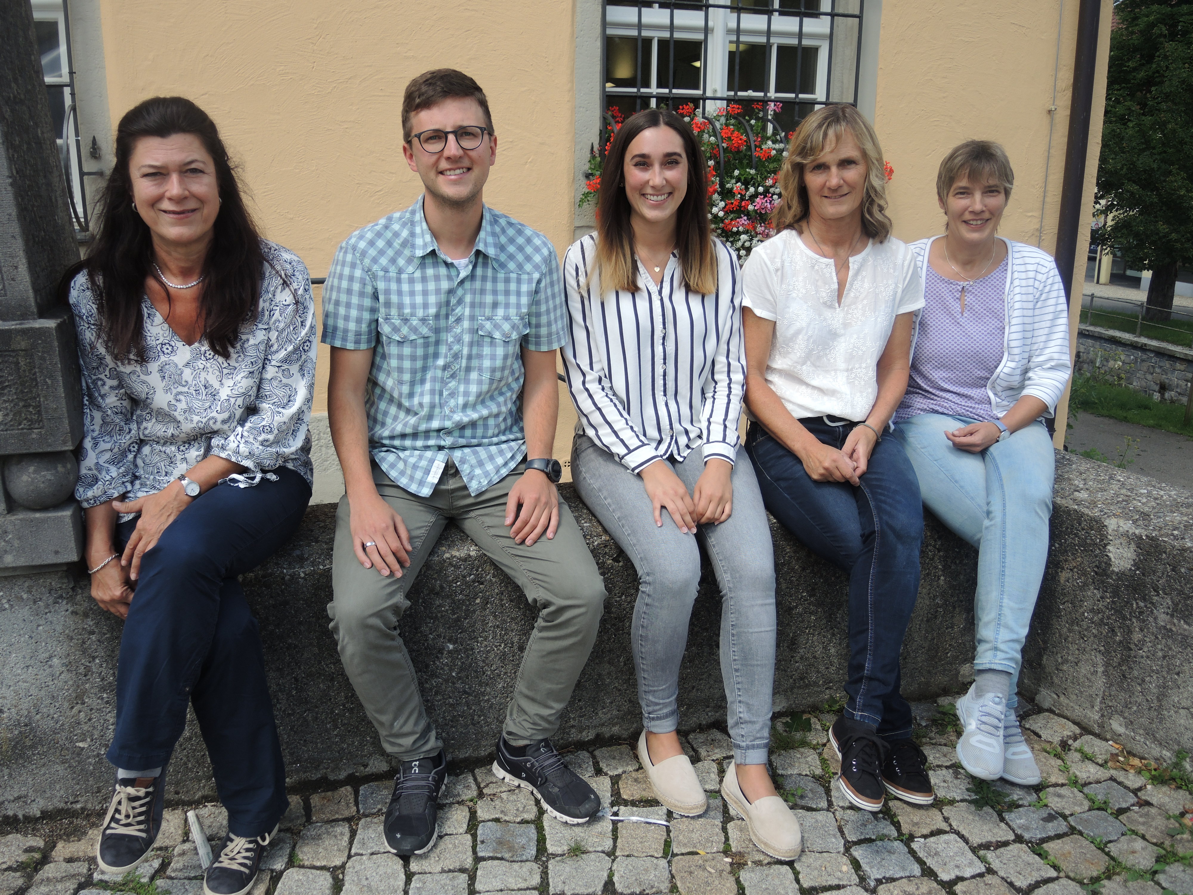  Das Team des Ordnungsamtes sitzt auf einer Mauer; von links nach rechts: Ingrid Pichler, Patrick Walzer, Ilena Kruck, Irmgard Röhrle, Ulrike Boch - das Bild wird mit Klick vergrößert 