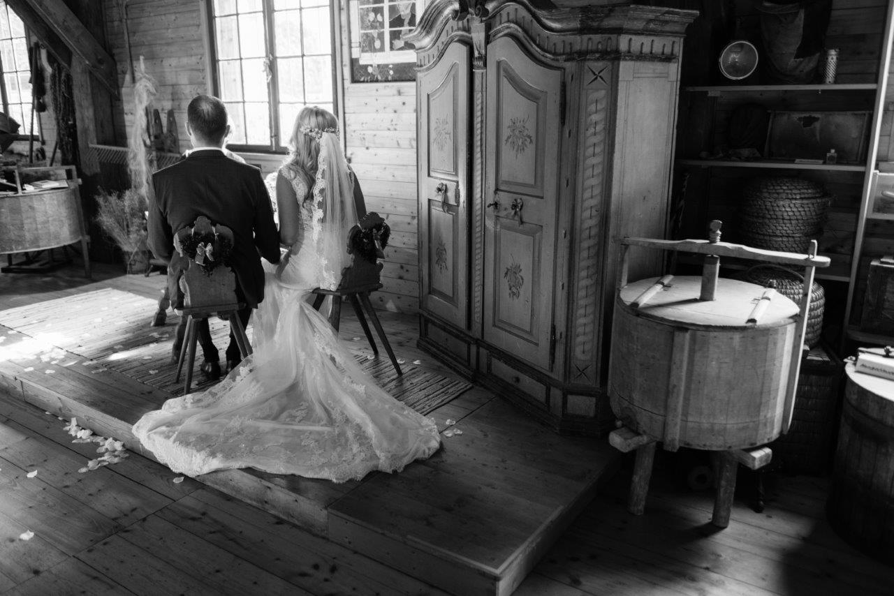  Bei einer Trauung im Kornhaus sitzt das Brautpaar an einem kleinen Tisch - das Bild wird mit Klick vergrößert 