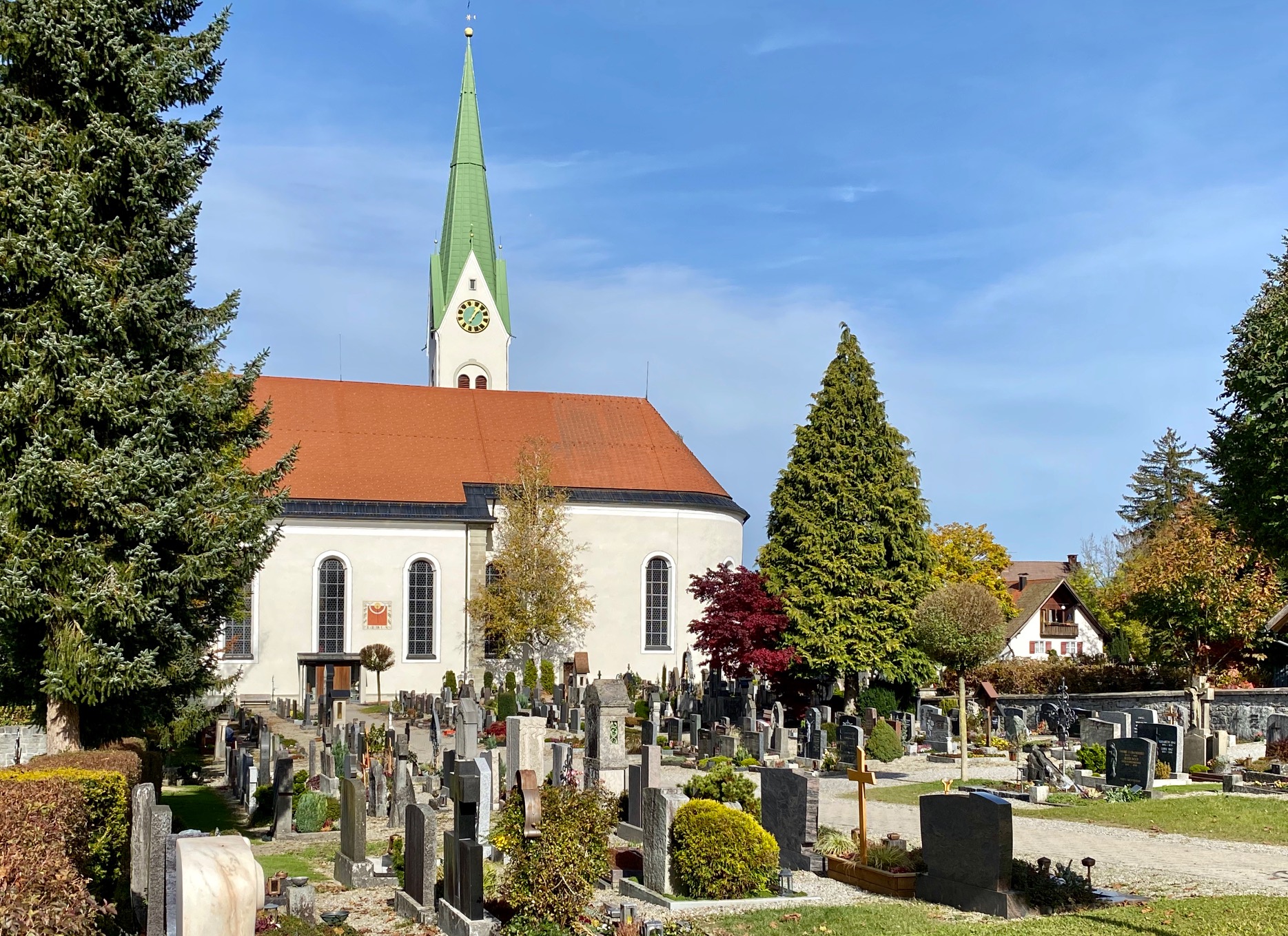  Kirche Weiler im Allgäu mit Blick von Friedhof aus auf Kirche - das Bild wird mit Klick vergrößert 