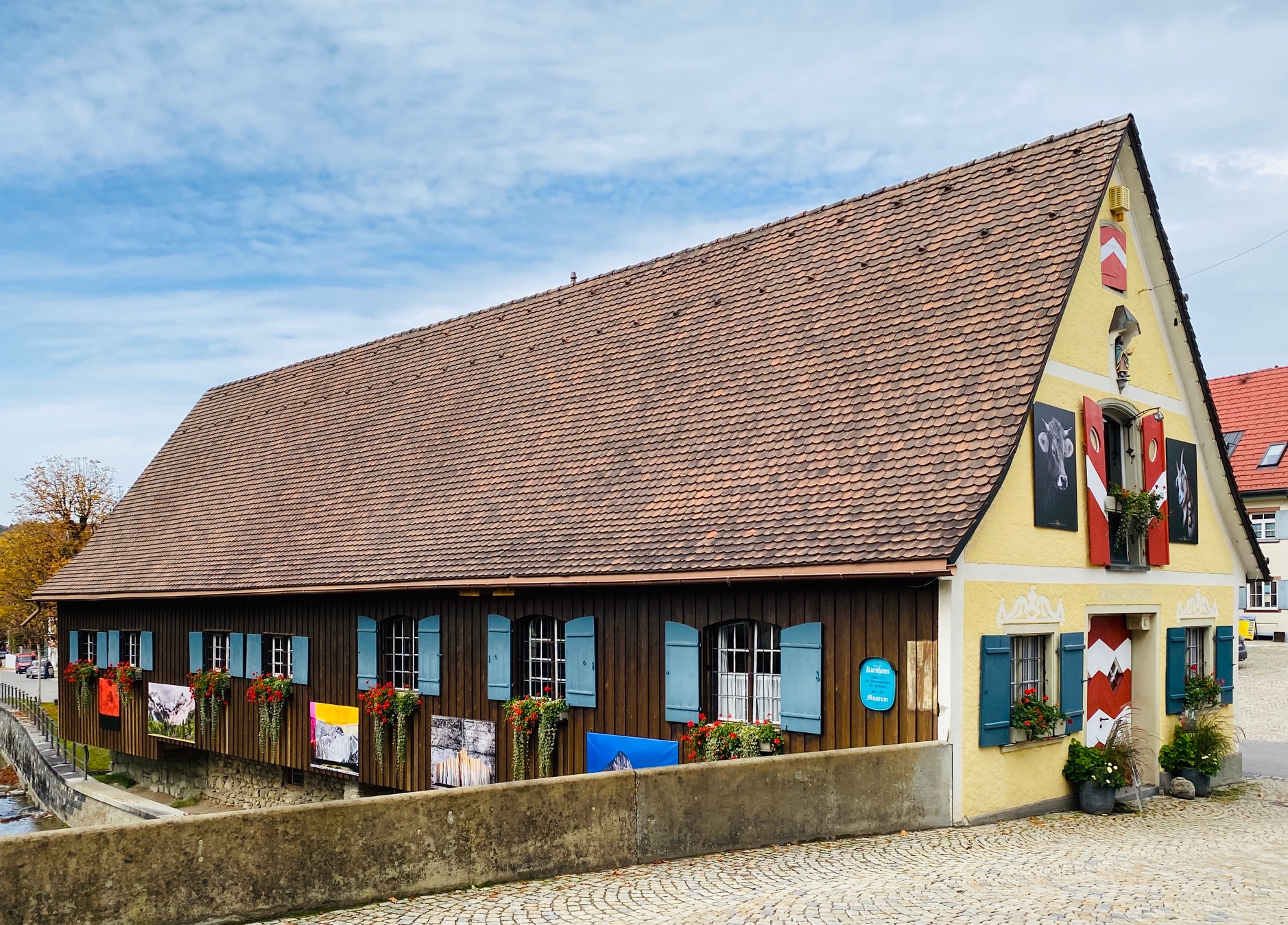  Kornhausmuseum am Hausbach mit einer Bilderausstellung an der Fassade - das Bild wird mit Klick vergößert 