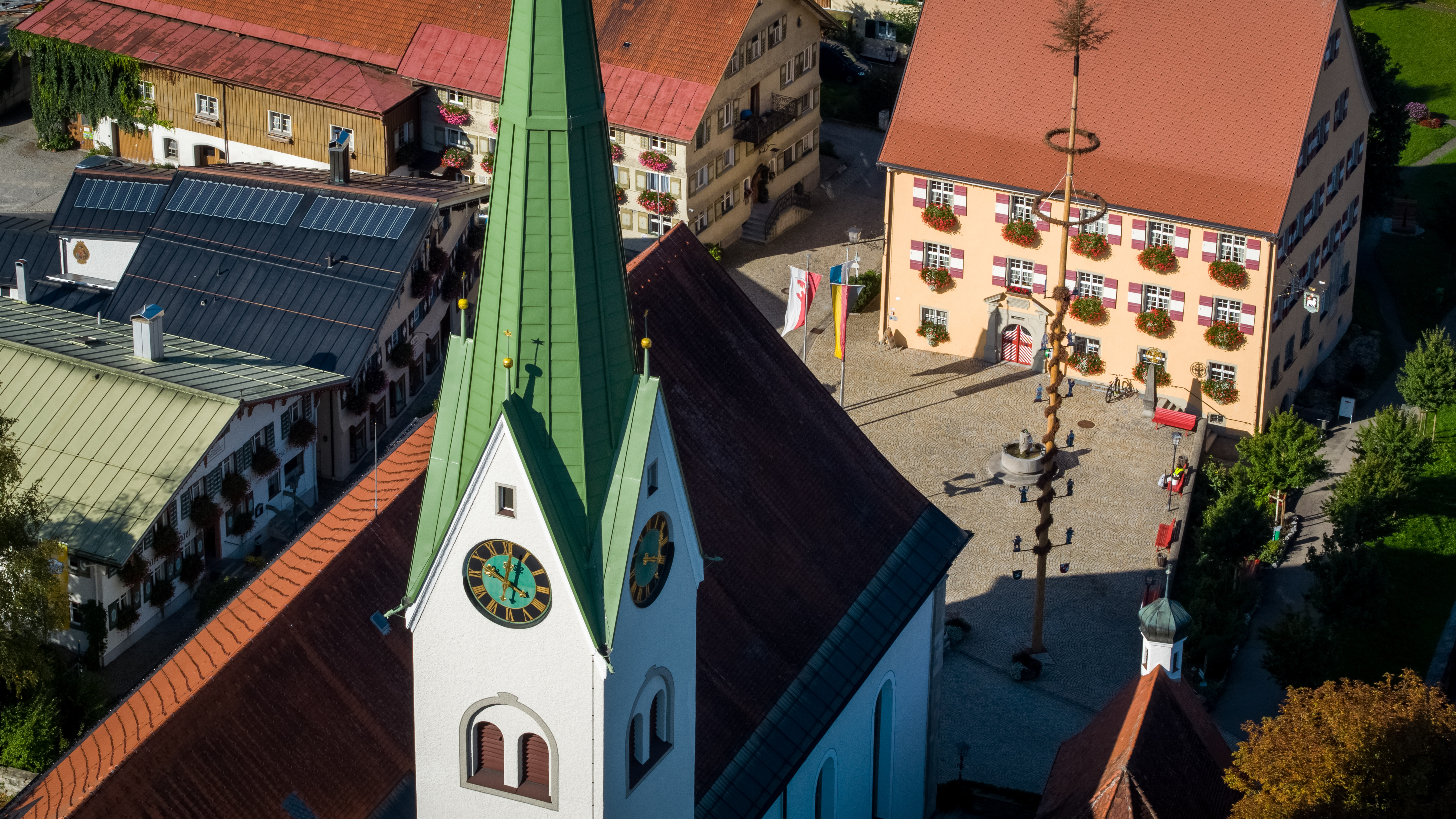 Luftbildaufnahme vom Kirchplatz Weiler im Allgäu - das Bild wird mit Klick vergrößert 