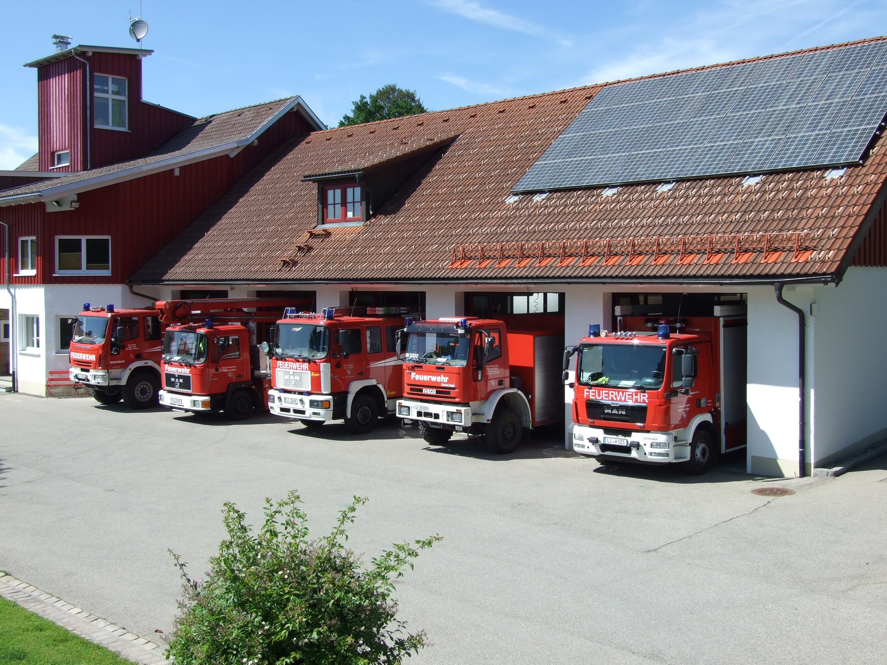  Fünf Einsatzfahrzeuge stehen jeweils in den geöffneten Garagen des Feuerwehrhauses in Weiler - das Bild wird mit Klick vergrößert 
