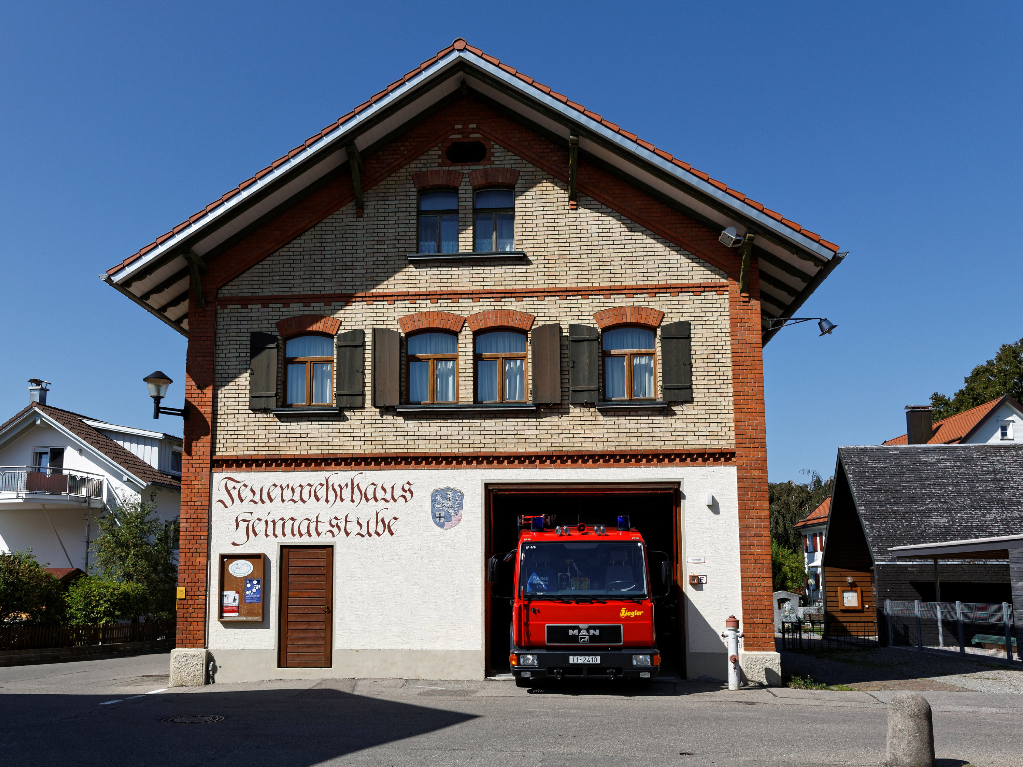  Ein Einsatzfahrzeug steht in der offenen Garage des Feuerwehrhauses Ellhofen - das Bild wird mit Klick vergrößert 