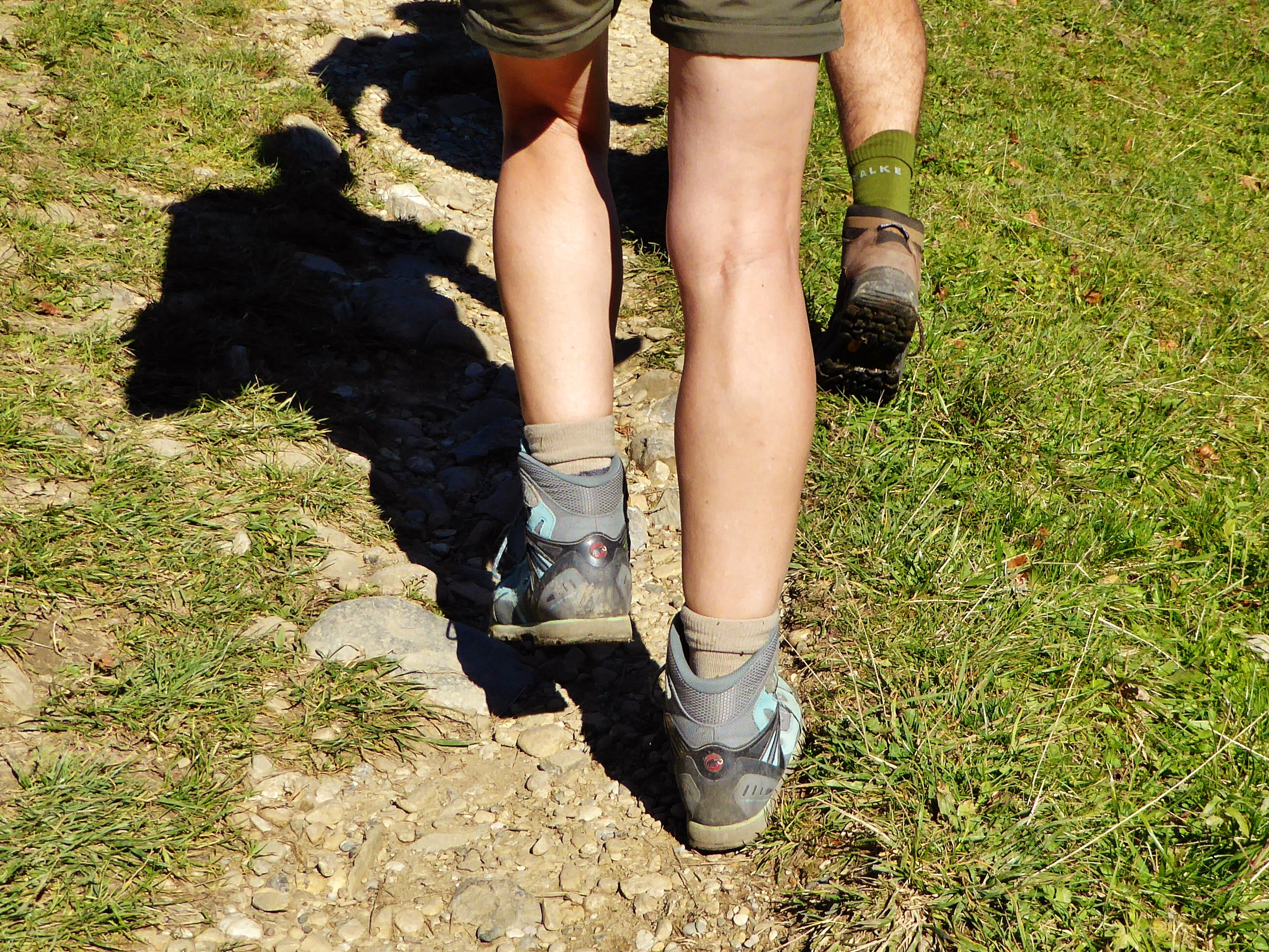  Beine mit Wanderschuhe auf einem Wanderweg- das Bild wird mit Klick vergrößert 